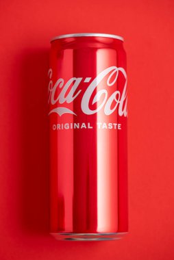 Lviv, Ukrayna - 05 Mayıs 2025: Kırmızı zemin üzerinde Demir Coca Cola klasiği içmek. Üst görünüm