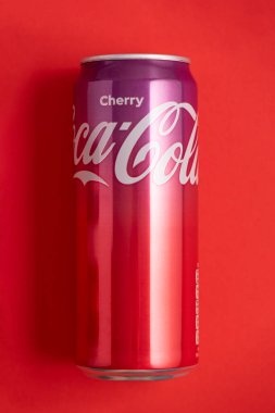 Lviv, Ukrayna - 05 Mayıs 2025: Kırmızı arka planda demir kutu Coca Cola Cherry. Üst görünüm