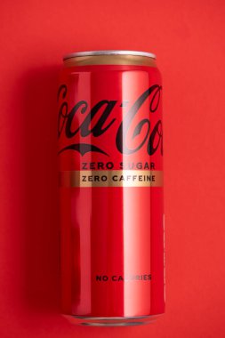 Lviv, Ukrayna - 05 Mayıs 2025: Demir kutu Coca Cola sıfır şeker sıfır kafein kırmızı arka planda. Üst görünüm