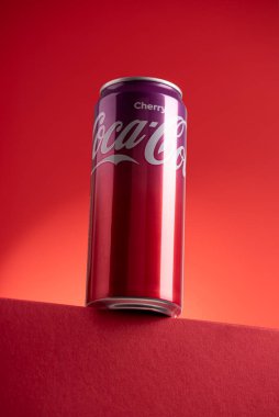 Lviv, Ukrayna - 05 Mayıs 2025: Demir kutu Coca Cola Cherry podyumda