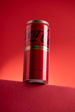 Lviv, Ukrayna - 05 Mayıs 2025: Demir kutu Coca Cola sıfır şeker sıfır kafein podyumda