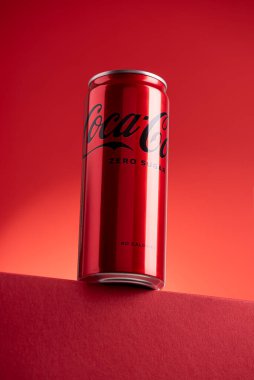 Lviv, Ukrayna - 05 Mayıs 2025: Demir kutu Coca Cola sıfır şeker