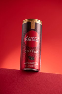 Lviv, Ukrayna - 05 Mayıs 2025: Demir teneke kutu Coca Cola artı podyumda kahve karamel