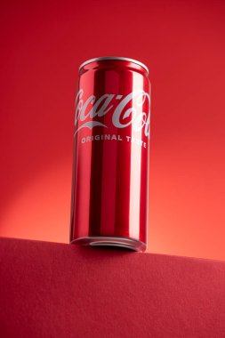 Lviv, Ukrayna - 05 Mayıs 2025: Demir kutu Coca Cola klasiği podyumda