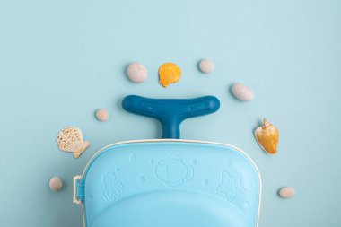 Renkli ve eğlenceli yaz çocukları mavi arka planda deniz kabukları olan plaj valizleri. Üst Manzara. Boşluğu kopyala