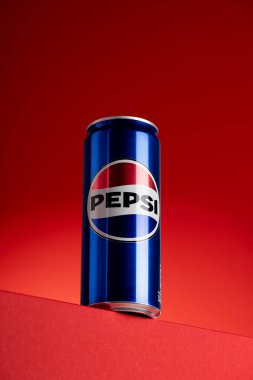 Lviv, Ukrayna - 15 Mayıs 2025: Kırmızı arka planda Pepsi Klasik Soda Kutusu