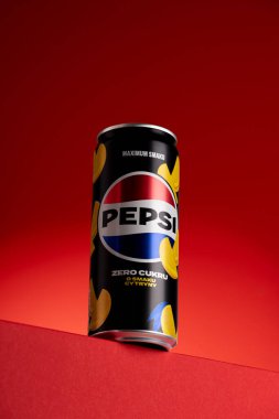 Lviv, Ukrayna - 15 Mayıs 2025: Kırmızı zemin üzerinde Pepsi Sıfır Şeker Citrus Soda Kutusu