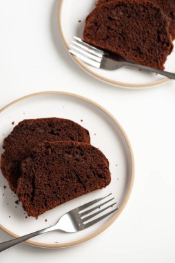 Beyaz tabakta çift katlı çikolatalı kek dilimleri. Üst görünüm