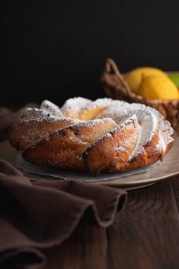 Tahta masada limonlu kek pudralı şeker.