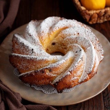 Tahta masada limonlu kek pudralı şeker.