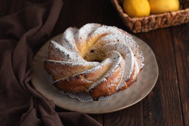 Tahta masada limonlu kek pudralı şeker.