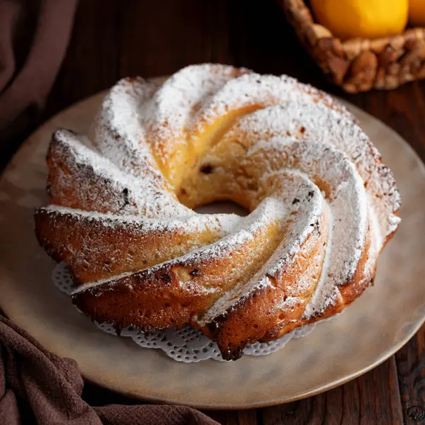 Tahta masada limonlu kek pudralı şeker.