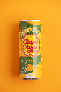 Lviv, Ukrayna - 6 Mayıs 2025: Sarı arka planda Chupa Chups mango aromalı demir kutu. Üst görünüm