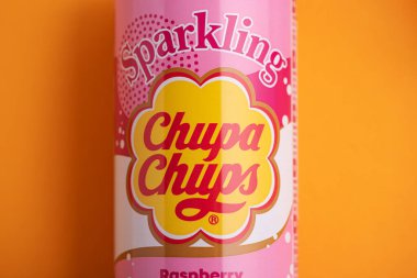 Lviv, Ukrayna - 6 Mayıs 2025: Sarı arka planda Chupa Chups çilek aromalı demir kutu. Üst görünüm