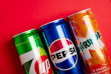 Lviv, Ukrayna - 25 Mayıs 2025: Kırmızı arka planda Pepsi Klasik Soda, 7up ve Mirinda Cans sınırı. Üst görünüm
