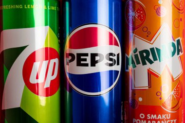 Lviv, Ukrayna - 25 Mayıs 2025: Kırmızı arka planda Pepsi Classic Soda, 7up ve Mirinda Cans. Üst görünüm