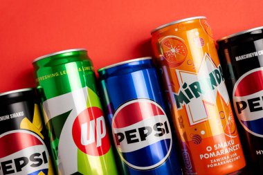 Lviv, Ukrayna - 25 Mayıs 2025: Pepsi Zero Sugar Soda, Classic Soda, Zero Sugar Citrus Soda, 7up ve Mirinda Cans 'ten sınırdır. Üst görünüm