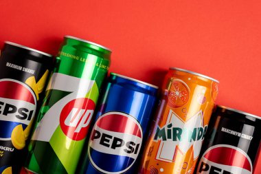 Lviv, Ukrayna - 25 Mayıs 2025: Pepsi Zero Sugar Soda, Classic Soda, Zero Sugar Citrus Soda, 7up ve Mirinda Cans 'ten sınırdır. Üst görünüm