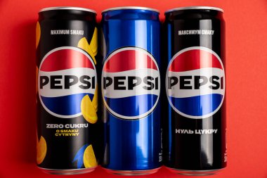 Lviv, Ukrayna - 25 Mayıs 2025: Pepsi Zero Sugar Soda, Klasik Soda ve Sıfır Şeker Citrus Sodası. Üst görünüm