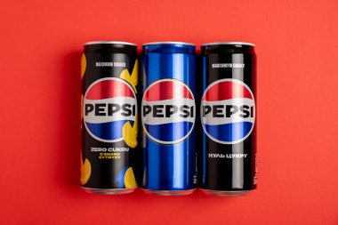 Lviv, Ukrayna - 25 Mayıs 2025: Pepsi Zero Sugar Soda, Klasik Soda ve Sıfır Şeker Citrus Sodası. Üst görünüm