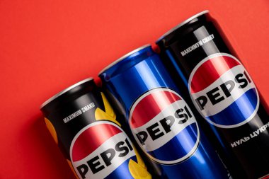 Lviv, Ukrayna - 25 Mayıs 2025: Pepsi Zero Sugar Soda, Klasik Soda ve Sıfır Şeker Citrus Sodası. Üst görünüm