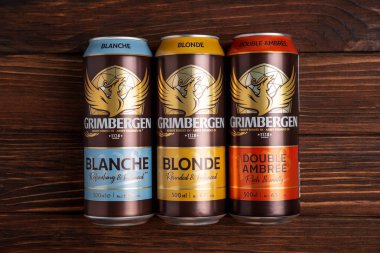 Lviv, Ukrayna - 15 Mayıs 2025: Kırsal arka planda Grimbergen Blonde, Blanche ve Double Ambree biraları. Üst görünüm