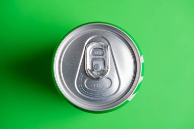 Lviv, Ukrayna - 25 Mayıs 2025: Yeşil arka planda Sprite soda bardağı kapağı. Üst görünüm