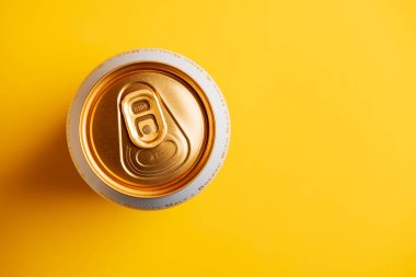 Lviv, Ukrayna - 25 Mayıs 2025: Sarı arka planda Stella Artois lager birası. Üst görünüm