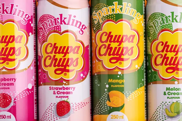 Lviv, Ukrayna - 6 Mayıs 02025: Çilek, kavun, mango ve ahududu aromalı içeceklerin yakın çekimi. Üst görünüm