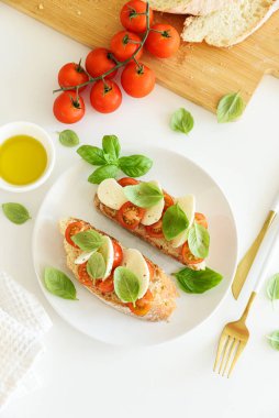 Mozzarella, kiraz domates ve fesleğenli taze bruschetta..