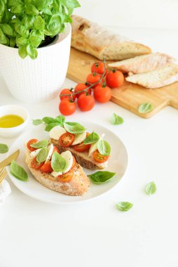 Mozzarella, kiraz domates ve fesleğenli taze bruschetta..