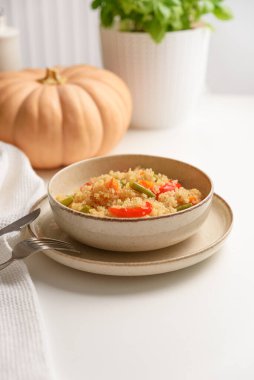 Sebzeli ve balkabaklı sağlıklı kinoa kasesi..