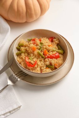 Sebzeli ve balkabaklı sağlıklı kinoa kasesi..