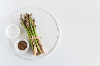 Taze kuşkonmaz, beyaz masada baharatlarla birlikte yenir. Üst görünüm