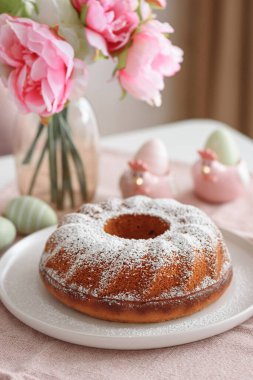 Geleneksel paskalya pastaları ve beyaz ahşap masa kreması.