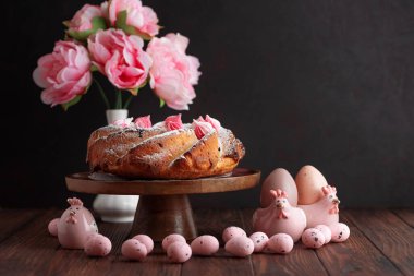 Geleneksel Paskalya pastaları. Koyu ahşap masa üzerinde süslemeli şekerler.