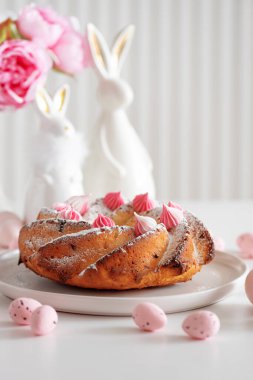 Geleneksel Paskalya pastaları, beyaz ahşap masa üzerinde süslemeli şekerler.