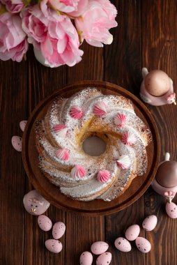 Geleneksel Paskalya pastaları. Koyu ahşap masa üzerinde süslemeli şekerler.