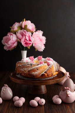 Geleneksel Paskalya pastaları. Koyu ahşap masa üzerinde süslemeli şekerler.