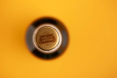 Lviv, Ukrayna - 19 Haziran 2025: Sarı arka planda Stella Artois bira şişesi kapağı.