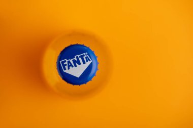 Lviv, Ukrayna - 19 Haziran 2025: Turuncu arka planda bir Fanta şişe kapağının yukarıdan aşağı görüntüsü.