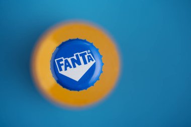 Lviv, Ukrayna - 19 Haziran 2025: Mavi arka planda bir Fanta şişe kapağının yukarıdan aşağı görüntüsü.