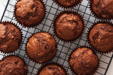 Soğutma dolabında taze pişmiş çikolatalı kek. Yumuşak odak