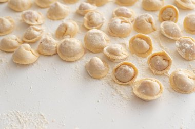 Çiğ ev yapımı un tozlu hamur tatlısı..