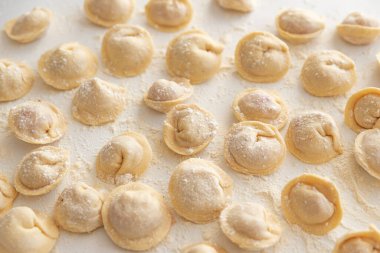 Çiğ ev yapımı un tozlu hamur tatlısı..