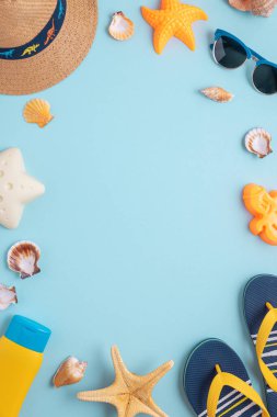 Çocukların plaj kalıpları, hasır şapkalar, sandaletler ve mavi arka planda güneş gözlükleri. Üst Manzara. Boşluğu kopyala