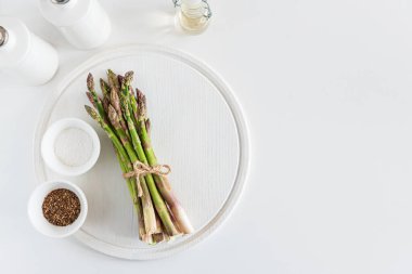 Taze kuşkonmaz, beyaz masada baharatlarla birlikte yenir. Üst görünüm