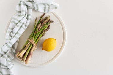 Taze kuşkonmaz beyaz masada limonla birlikte yenir. Üst görünüm