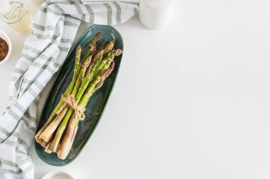 Taze kuşkonmaz, beyaz masada baharatlarla birlikte yenir. Üst görünüm