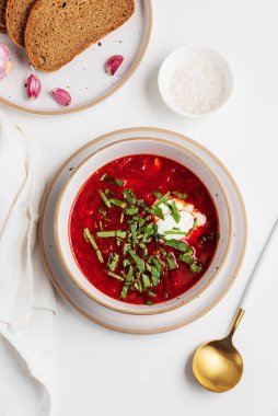 Beyaz masada ekşi krema, sarımsak ve çavdar ekmeği ile geleneksel Ukrayna çorbası. Üst görünüm